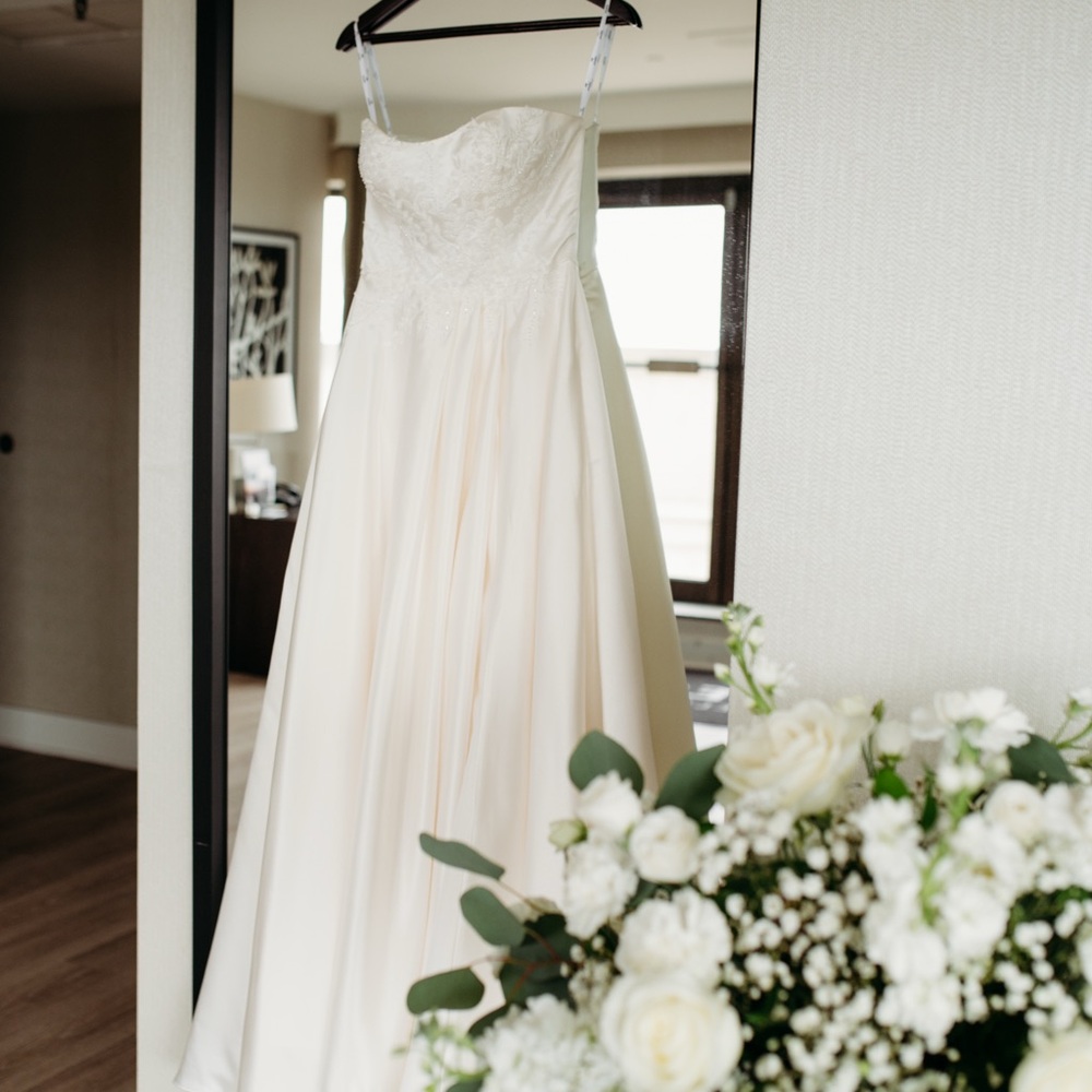 Elegant Strapless Wedding Dress